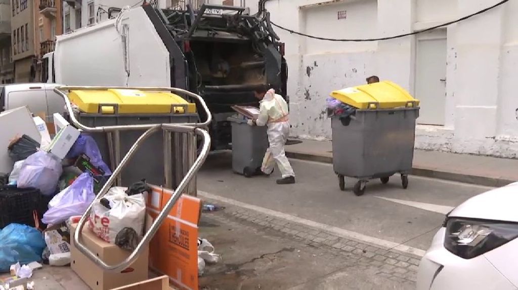 Se inicia con escolta policial la recogida de basura en A Coruña tras semanas de huelga