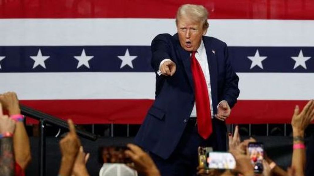 Trump arremete contra Kamala Harris a la que llama "lunática de izquierda radical"