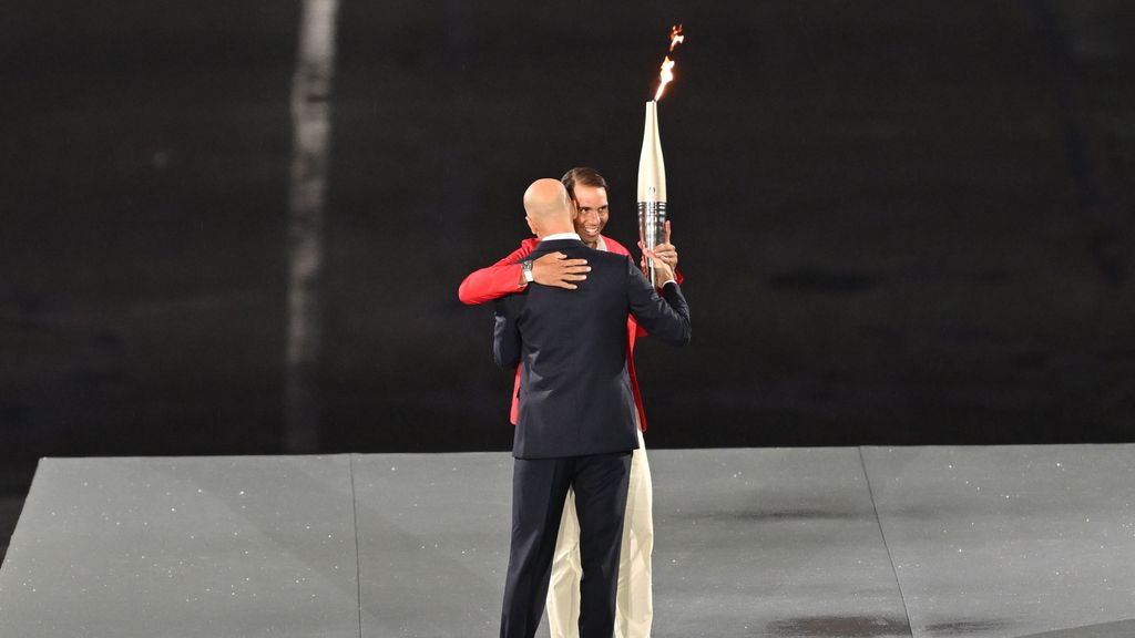 Apertura de los Juegos Olímpicos de París 2024, en directo | Rafa Nadal y Zinedine Zidane portan la llama olímpica antes del encendido de la antorcha
