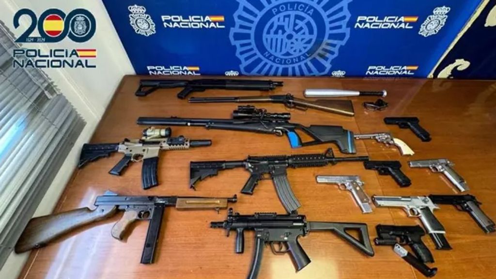 Armas largas y cortas que tenía el detenido en su vivienda en Cádiz