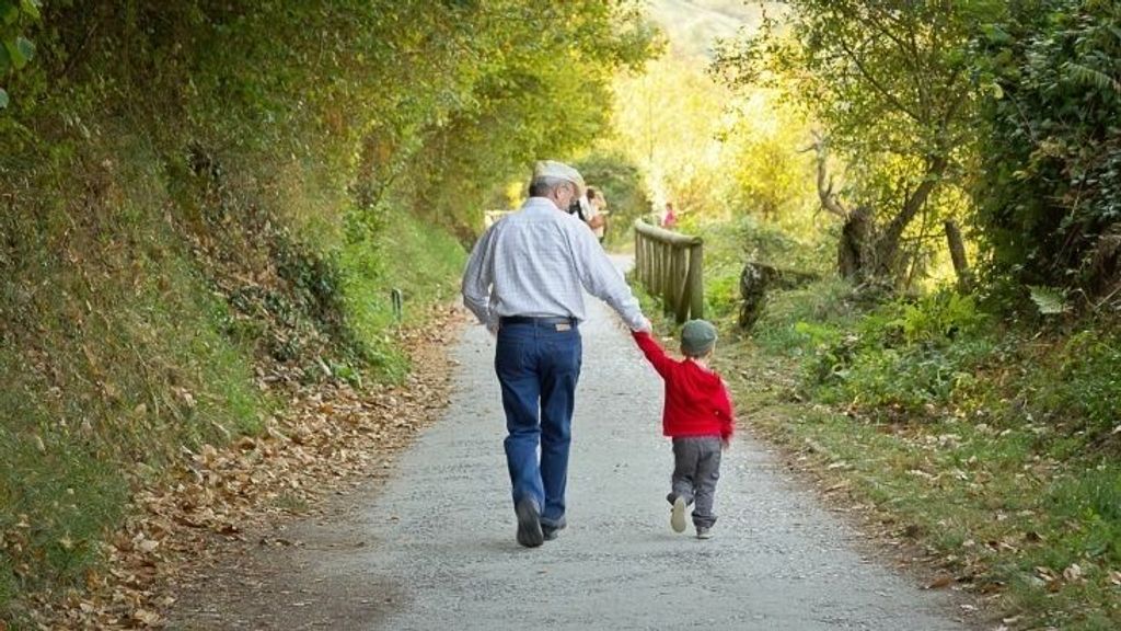 Estar con los abuelos, entre las cosas que más felices hacen a los niños de entre tres y ocho años