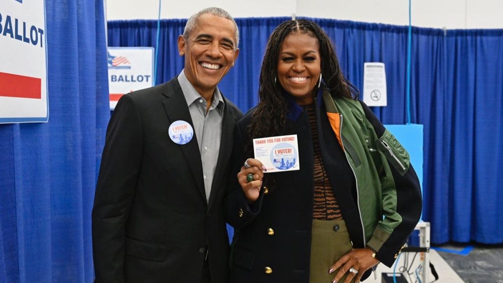 El expresidente de Estados Unidos Barack Obama y la ex primera dama Michelle Obama en el colegio electoral