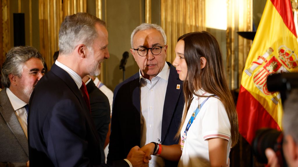 El rey Felipe VI saluda a Natalia Muñoz, la deportista más joven de la delegación española en los Juegos de París