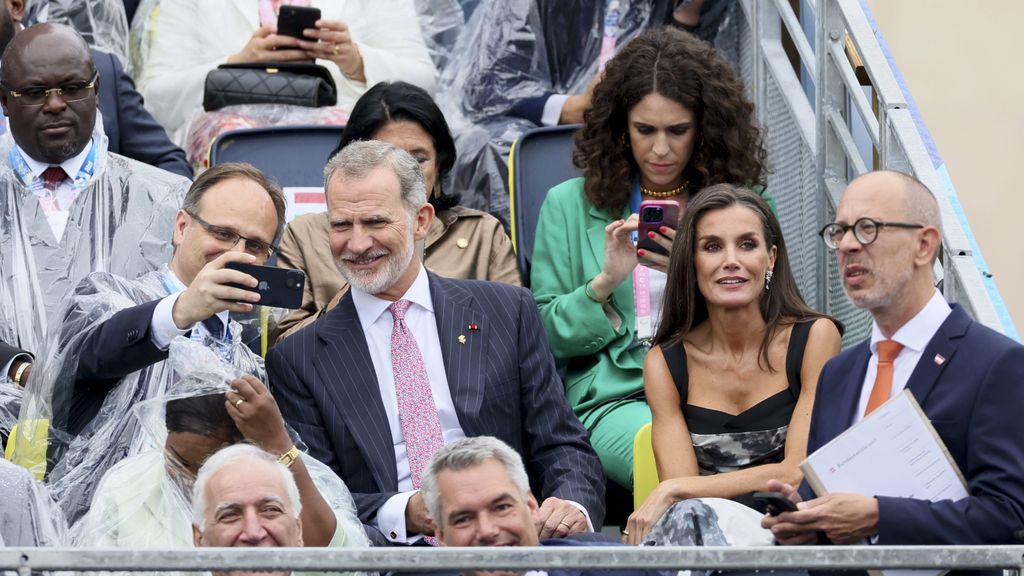 El rey haciéndose un selfie con su compañero de asiento