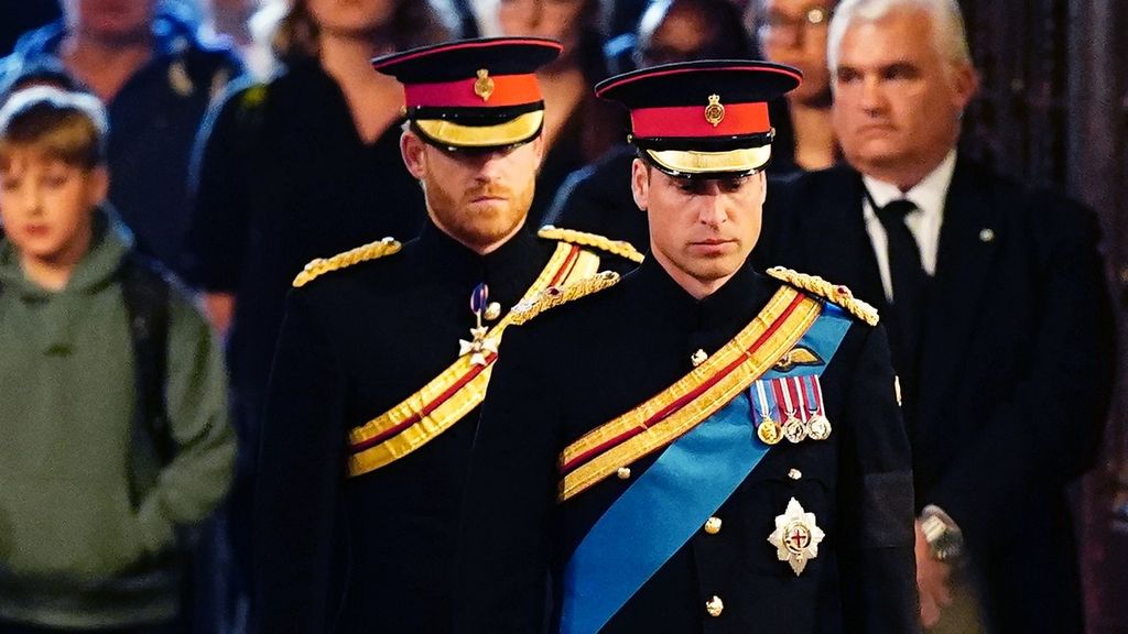 Los príncipes Harry y Guillermo durante el funeral de Isabel II