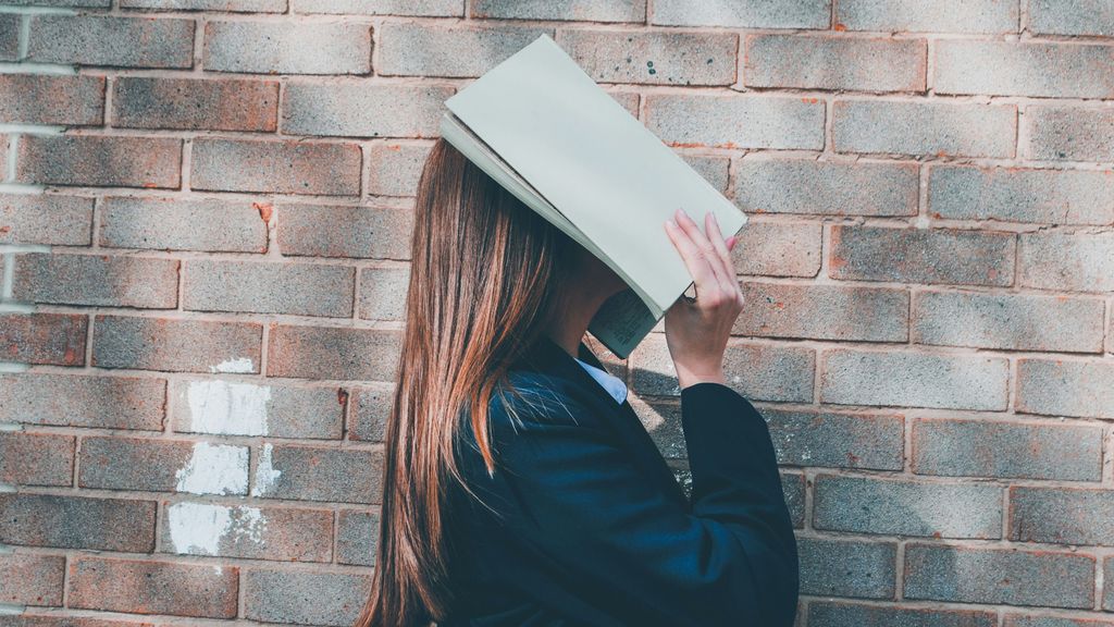 mujer libro en la cara inteligencia aprender unsplash