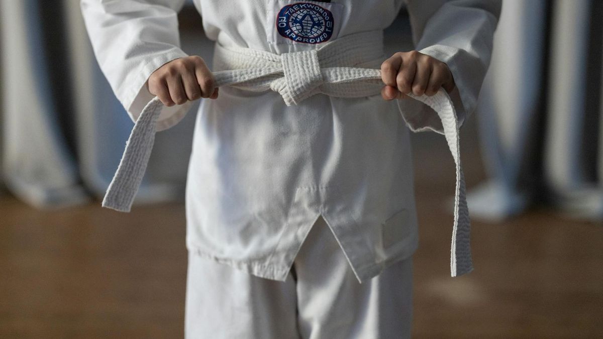 Niño con uniforme de Taekwondo