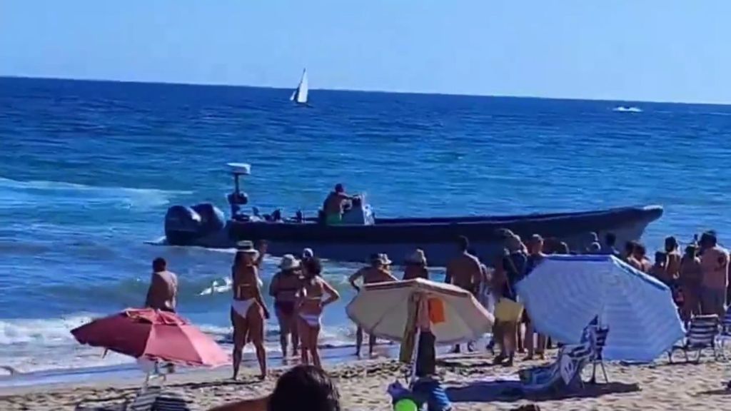 Encalla una narcolancha en la playa de la Antilla, Huelva