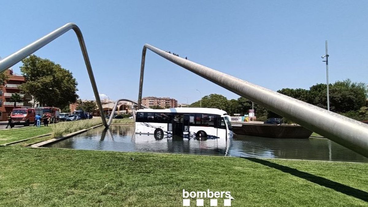 Un autobús sin pasajeros acaba en medio de una fuente ornamental en Reus, Tarragona