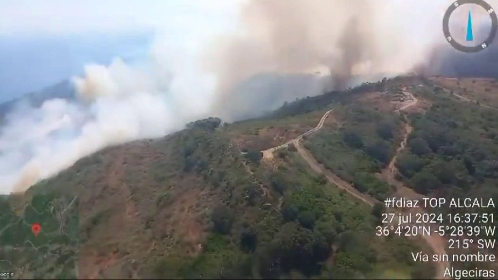 Movilizados once medios aéreos y 100 bomberos por un incendio forestal originado en Algeciras