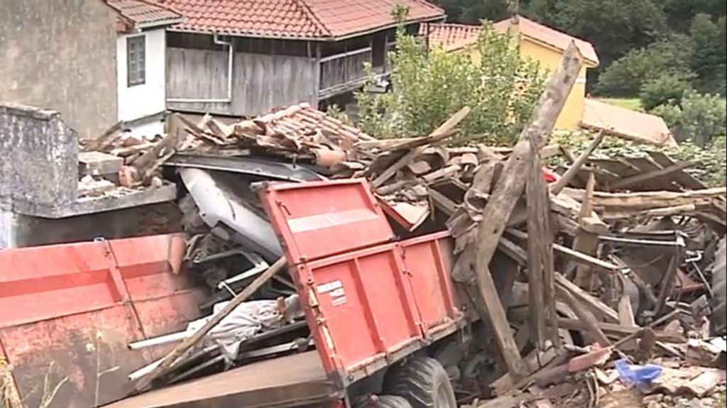 Mueren un hombre y un niño en un accidente con un tractor en Cudillero, Asturias