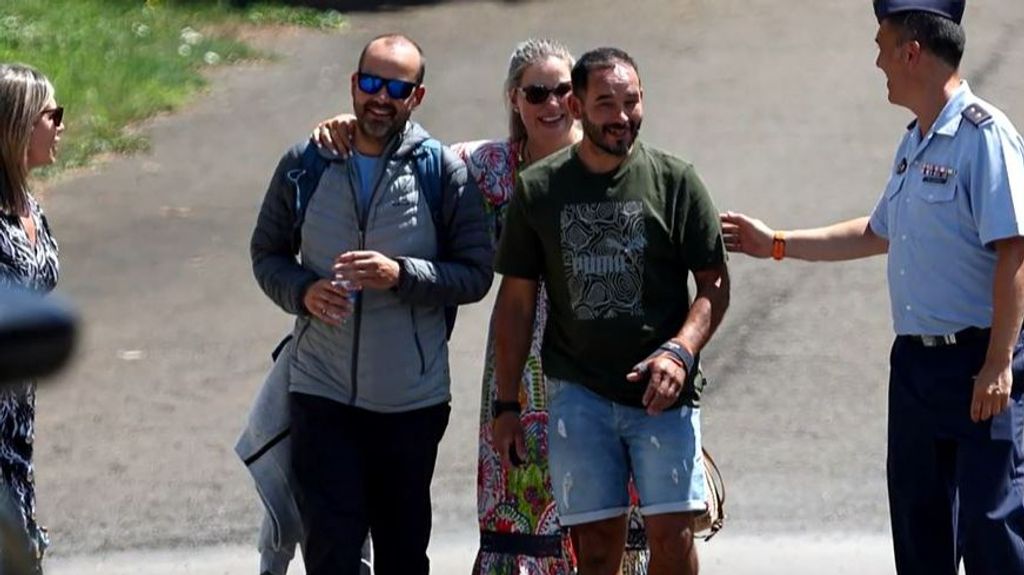 Abrazos y lágrimas en el reencuentro de los supervivientes del naufragio en Malvinas con sus familiares