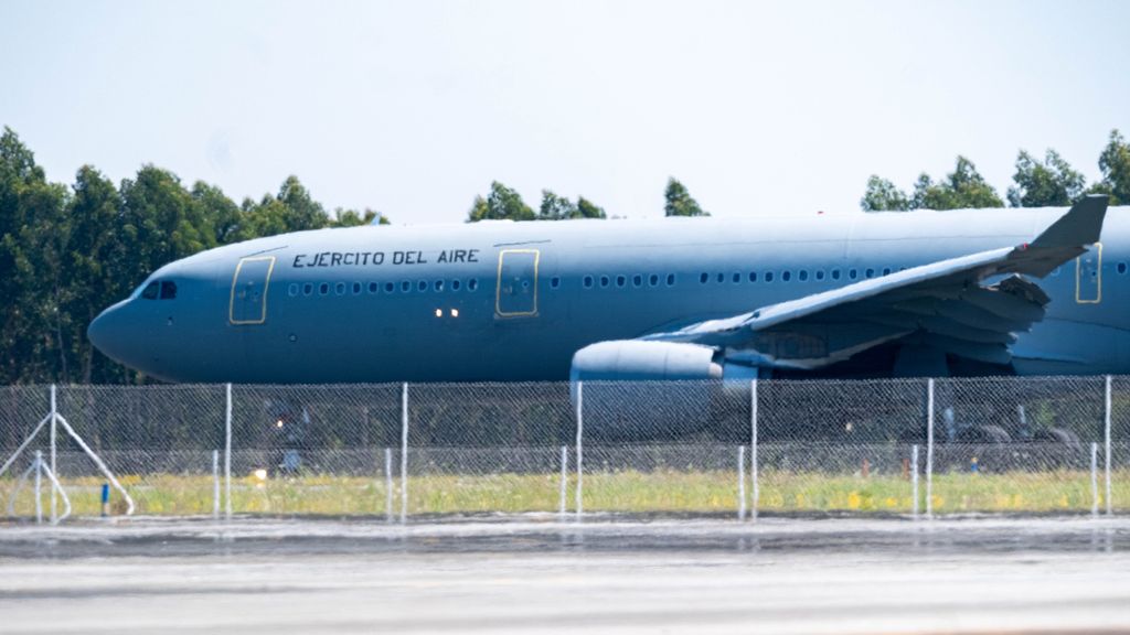 Aterriza en Santiago el avión con los españoles supervivientes del 'Argos Georgia'