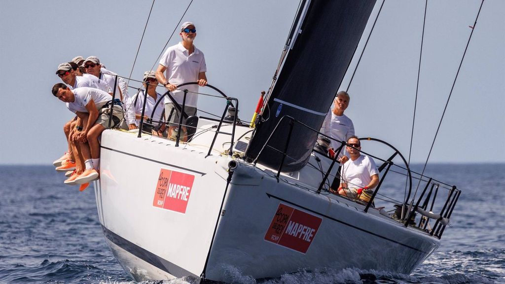 Felipe VI sale a entrenar en la bahía de Palma a bordo del 'Aifos' para la Copa del Rey de vela