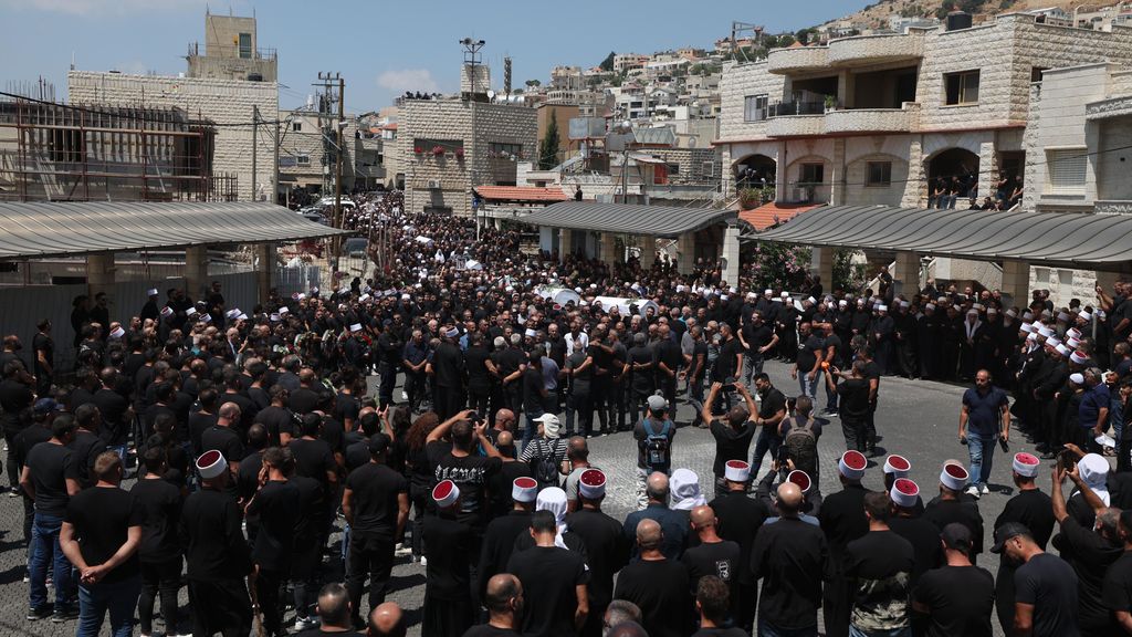 Familiares asisten al funeral de las víctimas en Majdal Shams, tras el ataque con misiles desde el Líbano