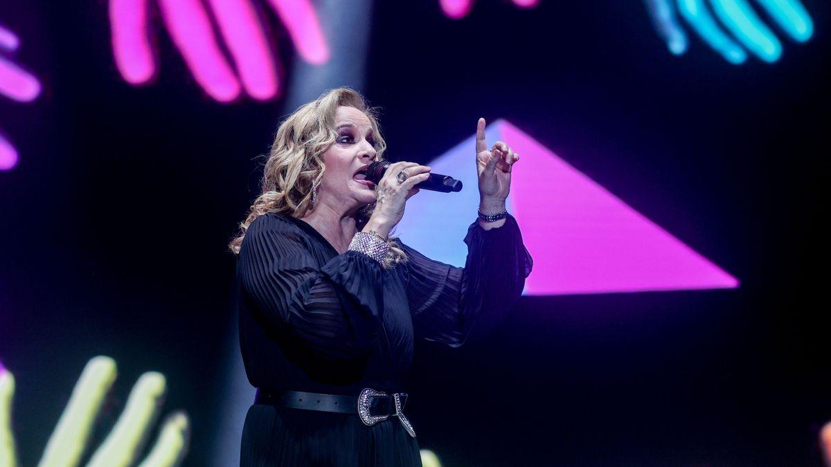 La integrante del dúo musical Pimpinela, Lucía Galán, durante una actuación en el WiZink Center, a 15 de septiembre de 2023, en Madrid