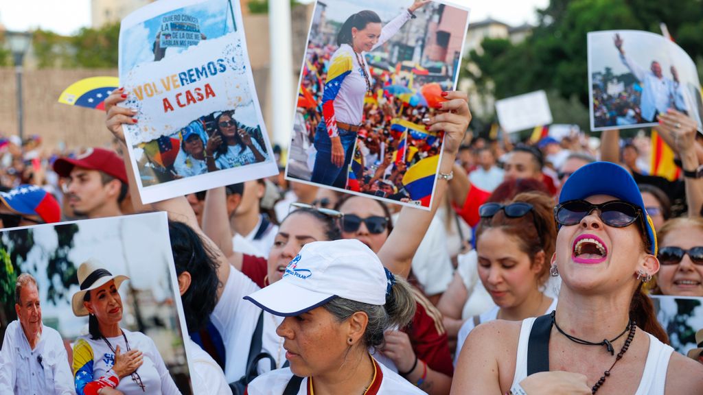 Miles de personas se concentran en la plaza Colón de Madrid con consignas por la libertad en Venezuela