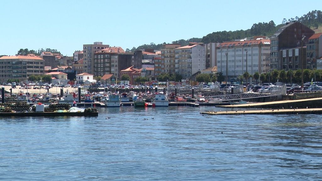 Los vecinos de Ribeira esperan a tres de los supervivientes del 'Argos Georgia'