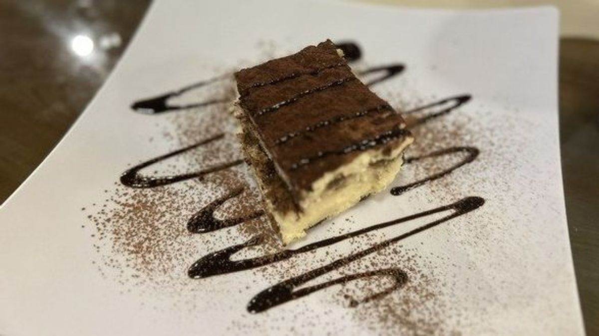 Un postre de tiramisú