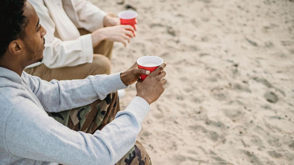 "Beber alcohol con agua con gas quita la resaca": la realidad detrás de esta tendencia errónea