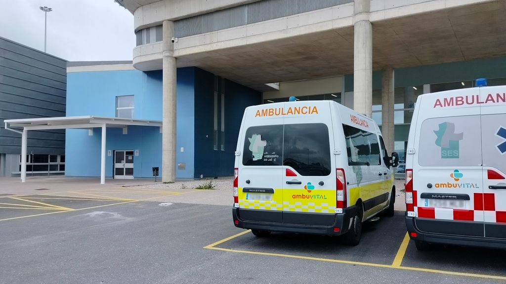 Ambulancias en el exterior del Hospital Universitario de Cáceres