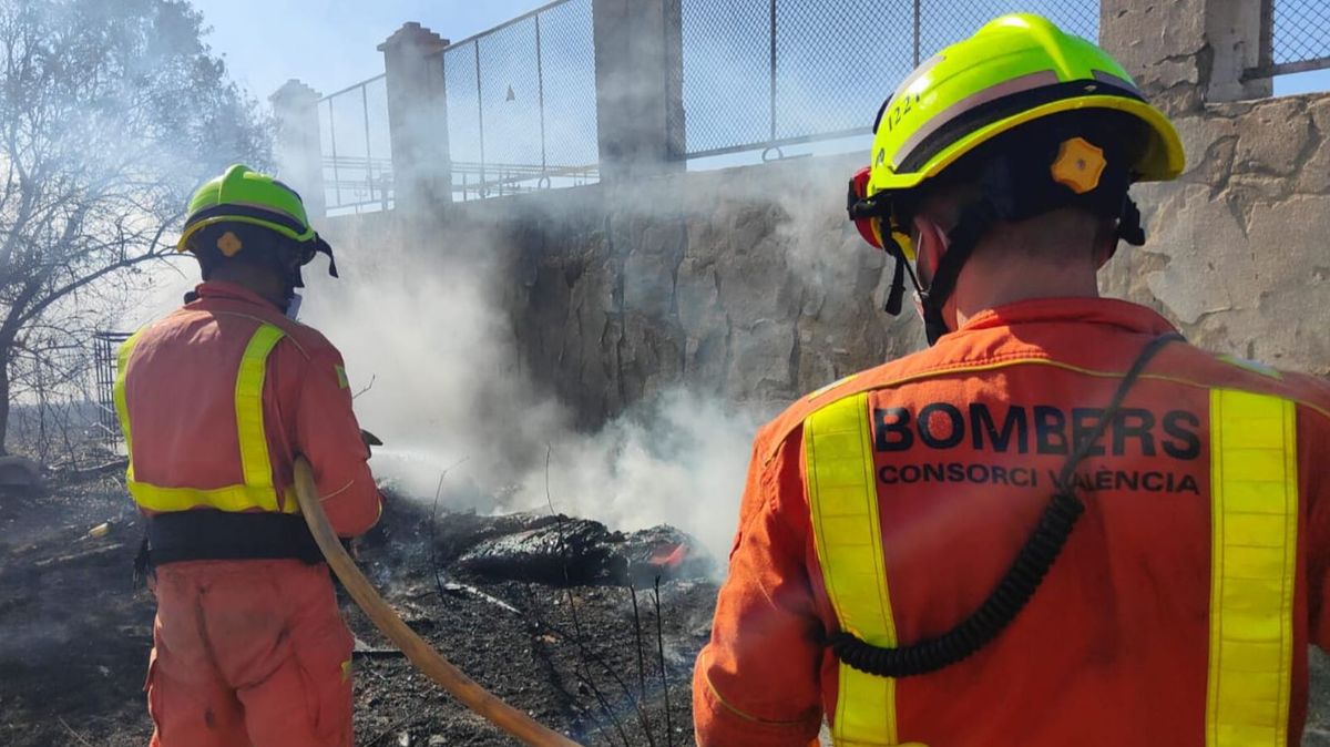 Bomberos de Vslencia sofocadno un fuego en Ontinyent