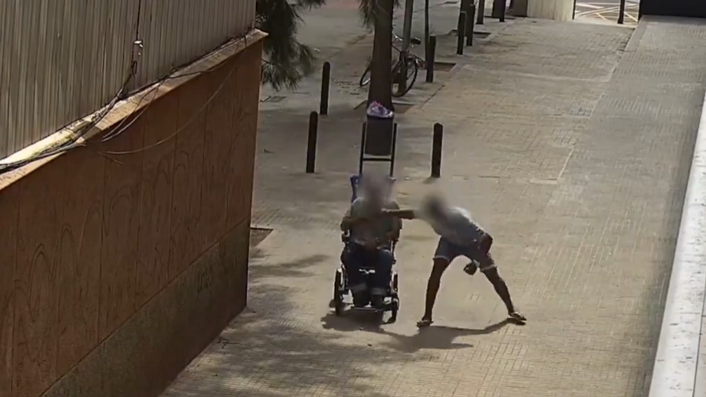 Detenidos dos jóvenes por robar una cadena de oro a un hombre en silla de ruedas en Cornellà