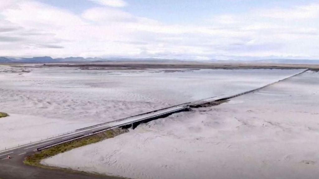 El deshielo de un glaciar provoca inundaciones y arrasa carreteras en Islandia