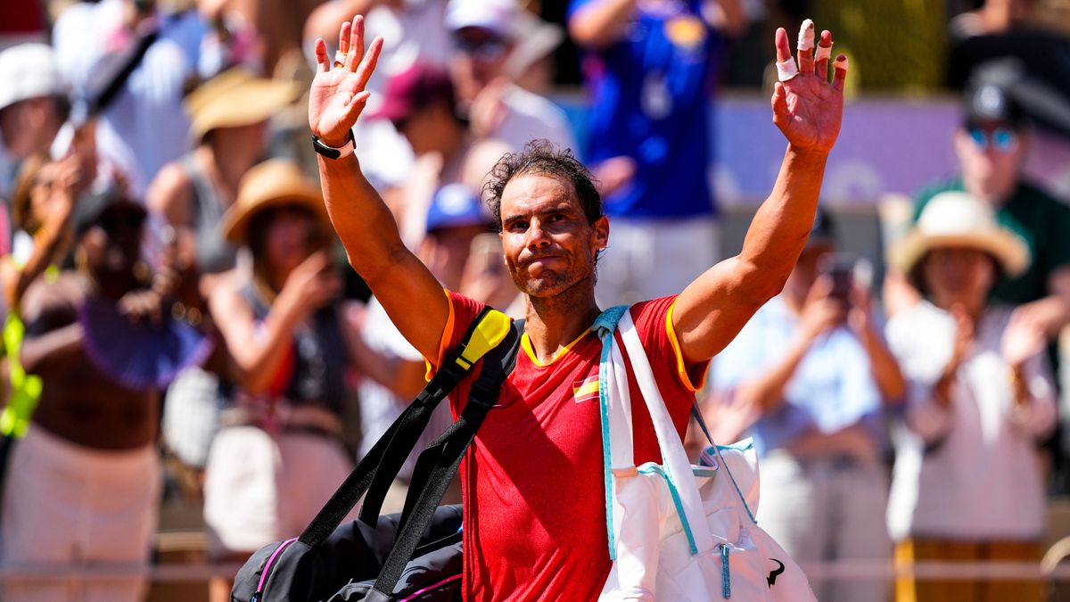 El tenista español Rafa Nadal se despide de los aficionados de Roland Garros tras perder contra Novak Djokovic en el torneo olímpico de Paris 2024