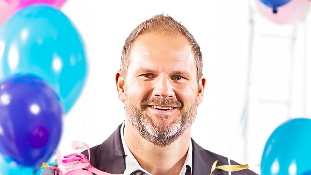 It's a boy! Jason Whittle guarda cierto parecido en los ojos con su padre biológico.