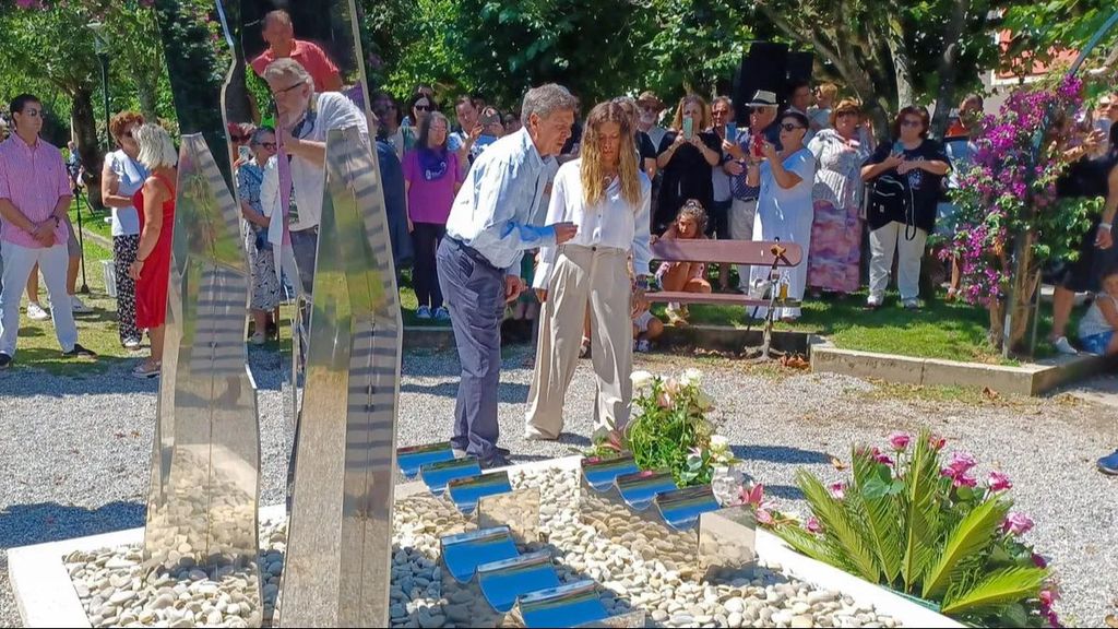 juan carlos quer inaugura en a pobra do caraminal a coruna una escultura en recuerdo de su hija dian 9110