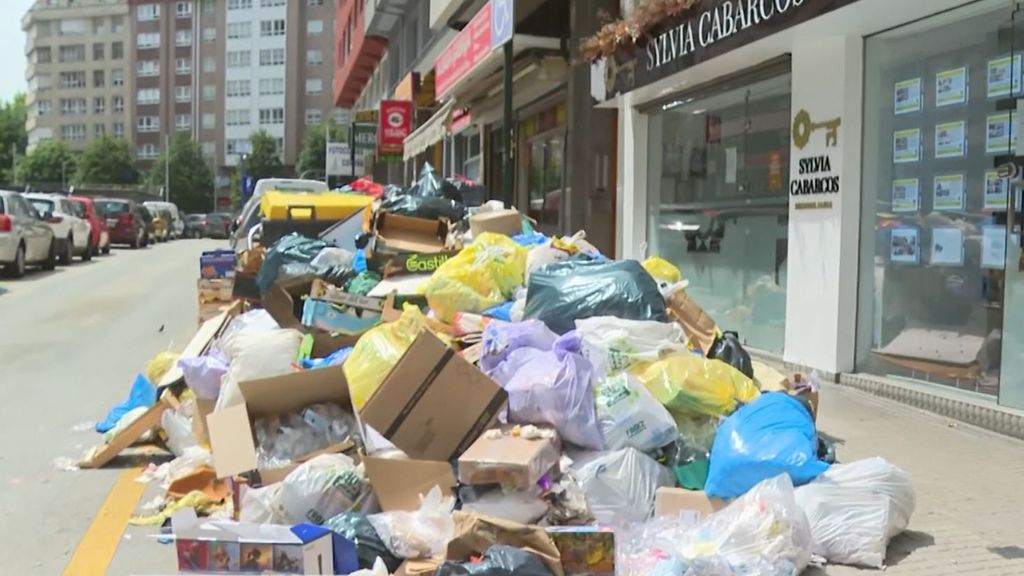 La basura sigue acumulada en A Coruña: el ayuntamiento denunciará la huelga ante la Fiscalía