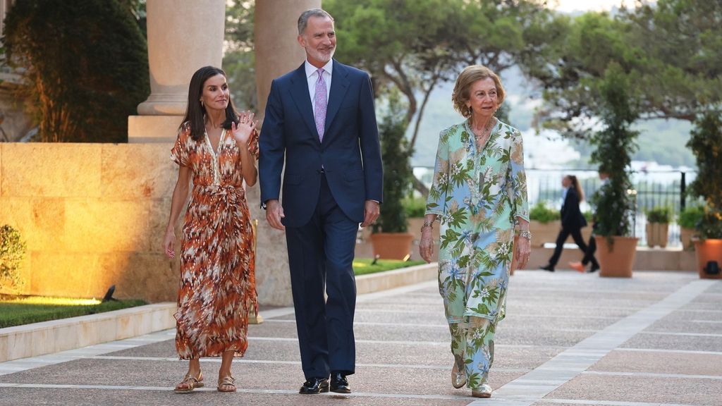 Los reyes Felipe y Letizia y la reina emérita