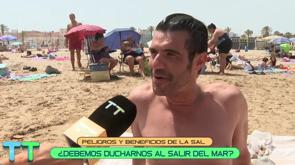 Los turistas responden en la playa