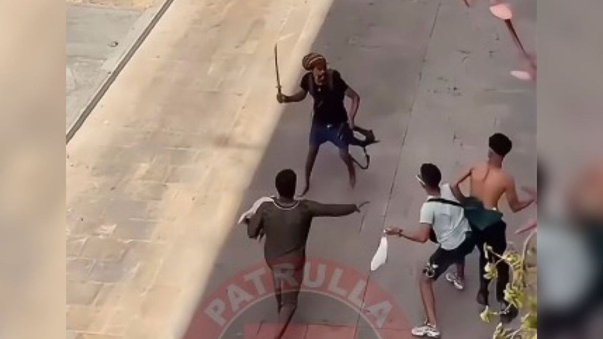 Un hombre amenaza con una catana a varios jóvenes en una pelea en el barrio de Raval, Barcelona