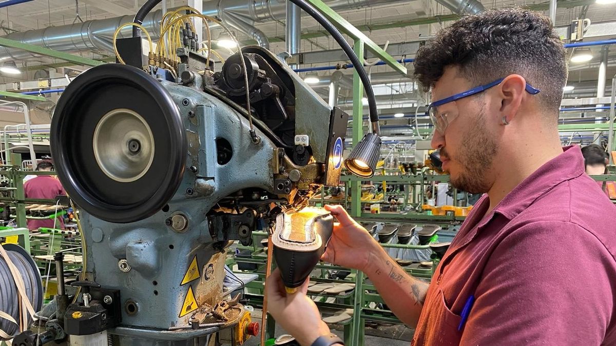 Un joven trabajador dentro de una fábrica de calzado