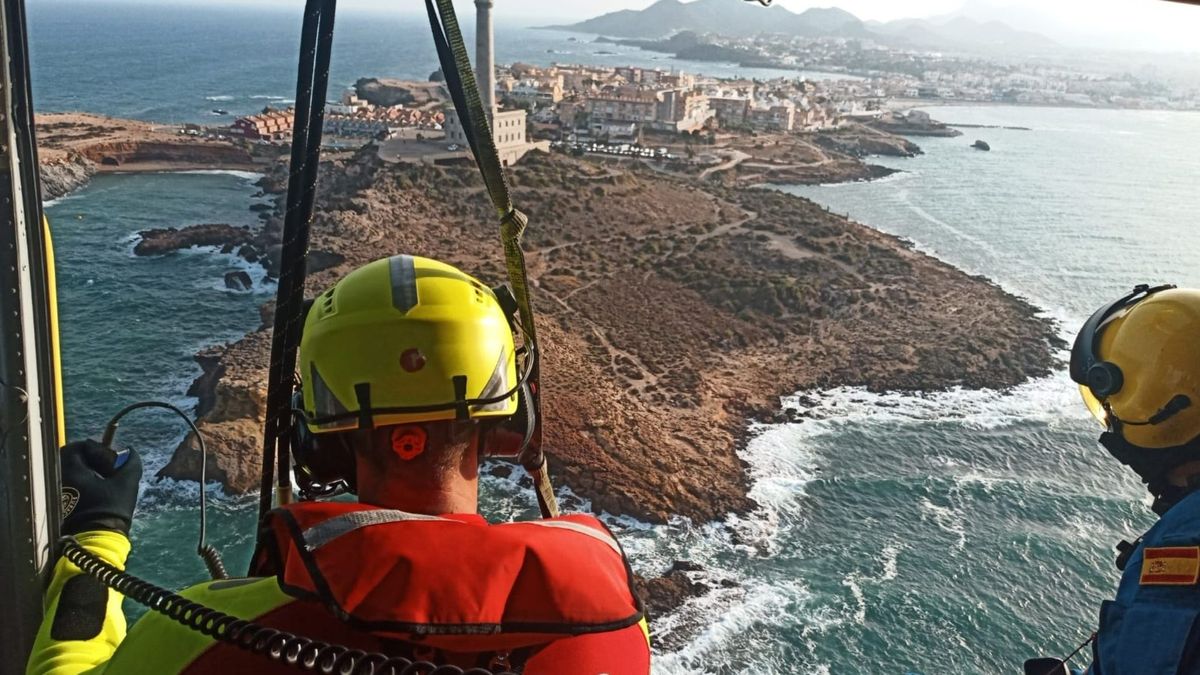 Buscan a un joven de 17 años desaparecido cuando se bañaba en La Manga, Cartagena