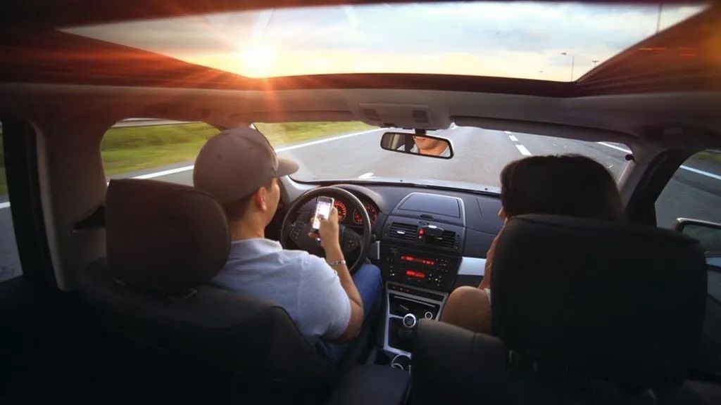 De viaje en el coche, pero sentados correctamente