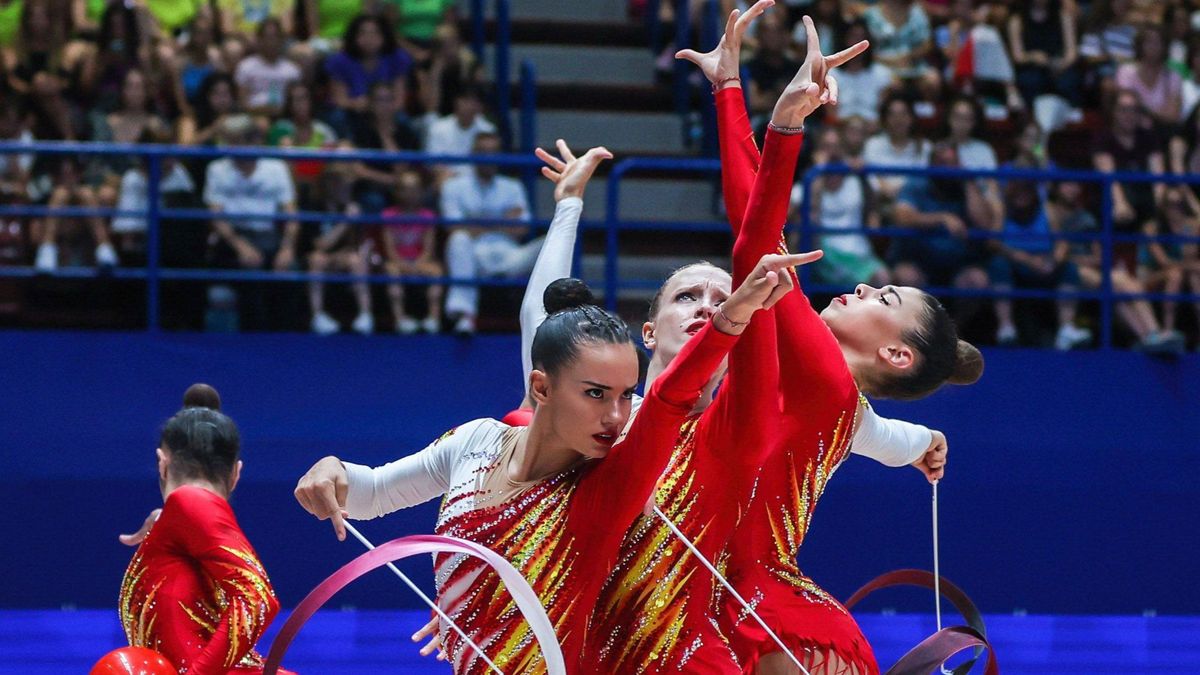 El equipo español de gimnasia rítmica realizando ejercicio sobre el tapiz