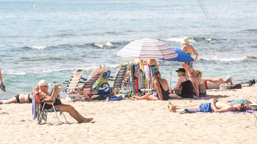 EuropaPress 5046594 numerosas personas banan toman sol playa poniente 11 marzo 2023 benidorm