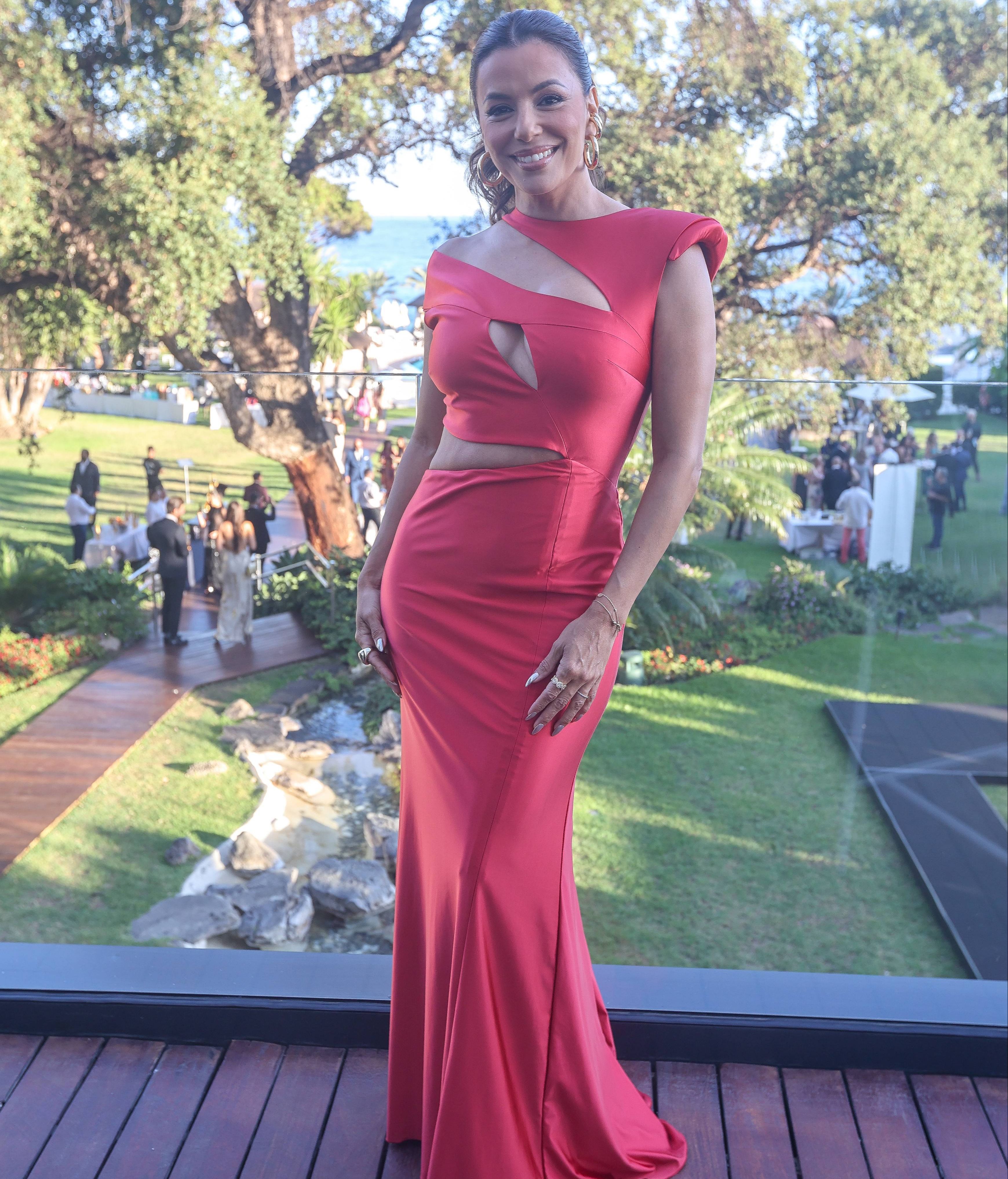 Eva Longoria con vestido rojo firmado por Vicky Martin Berrocal en la Gala Global Gift Foundation en Marbella