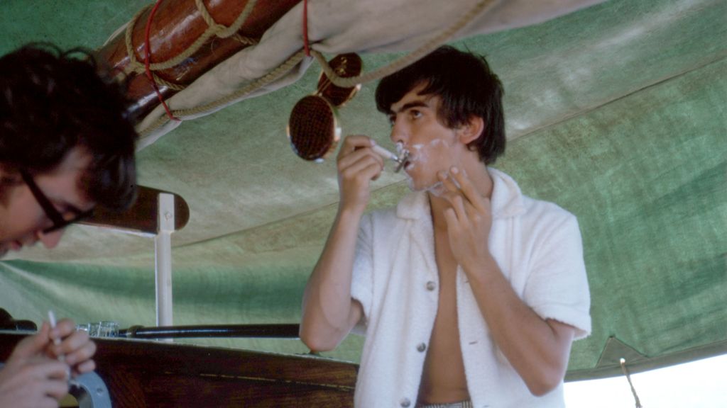 George Harrison, afeitándose, y a la izquierda, John Lennon, en el barco que alquilaron en Tahití en 1964.