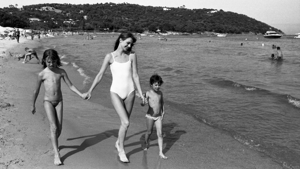 Jane Birkin, con su bañador de la temporada primavera-verano 1977, y sus hijas.