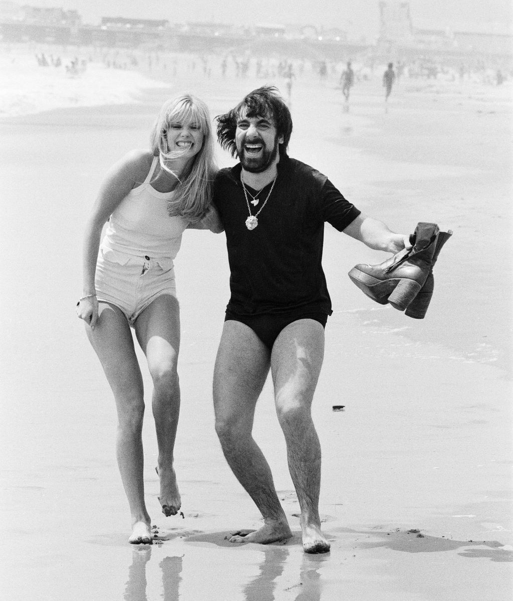 Keith Moon (The Who) grita porque se está quemando los pies en Malibú en 1976.