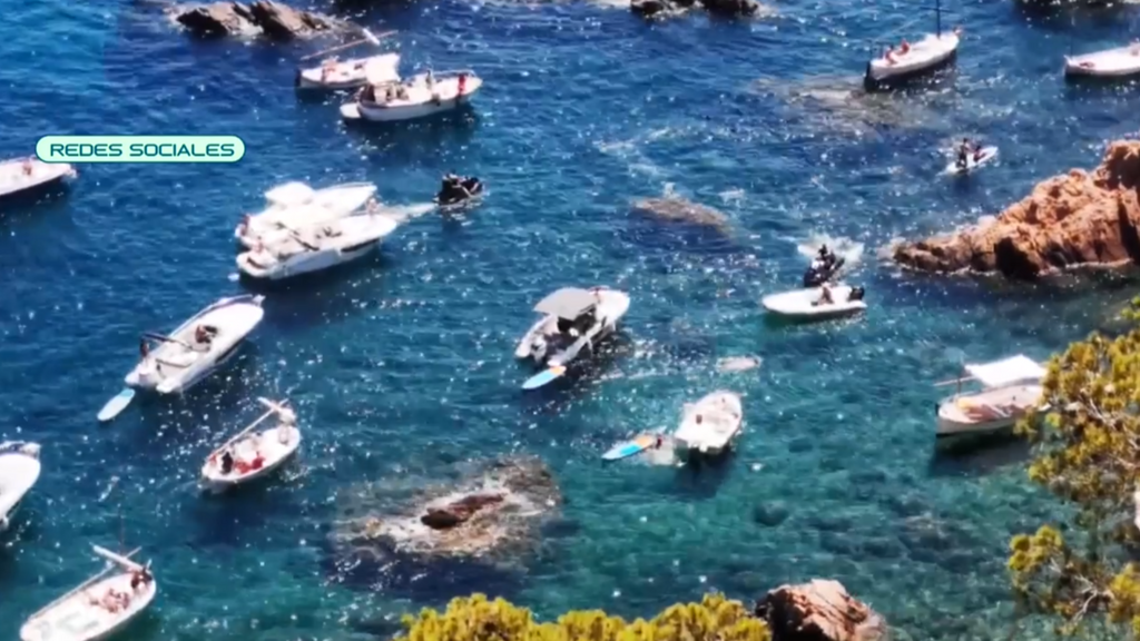 La masificación turística llega a las calas y playas de España al estar llenas de barcos que destruyen la flora marina