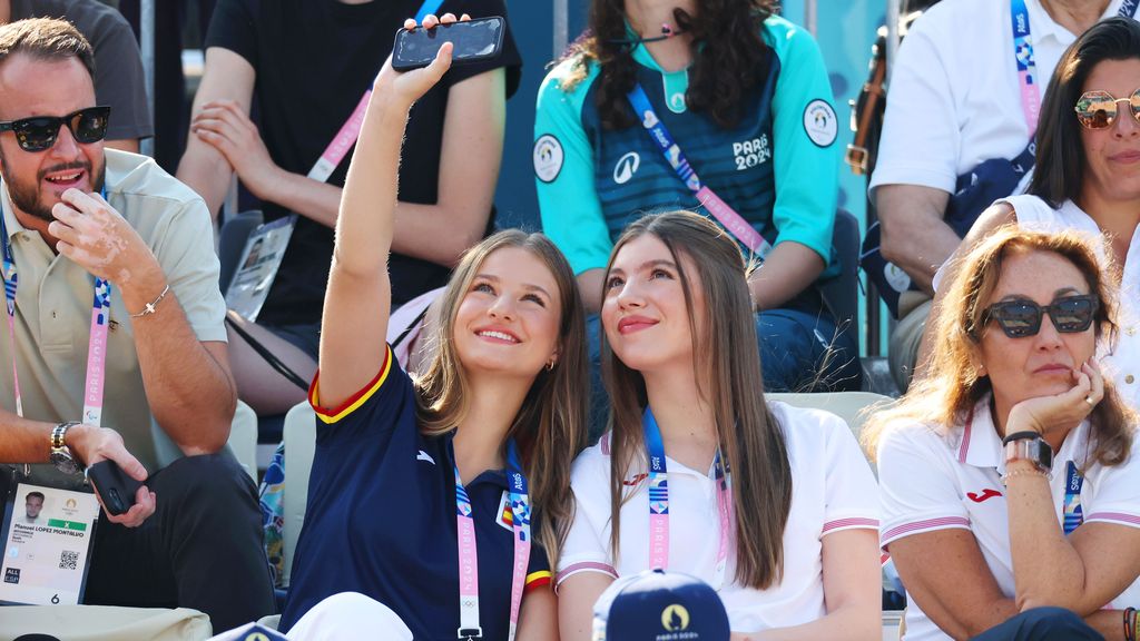 Leonor y Sofía se sacan un selfi durante el partido de vóley playa