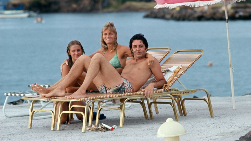 Paul McCartney con su esposa Linda y su hija Mary en Martinica, en 1976.