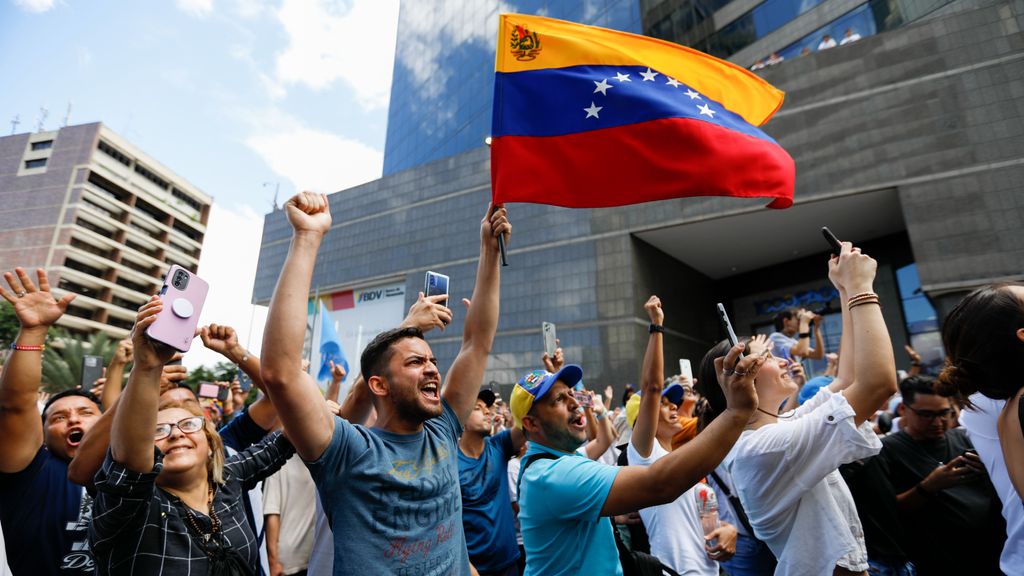 Venezuela arde en protestas tras las elecciones: derribos de estatuas y enfrentamientos en las calles