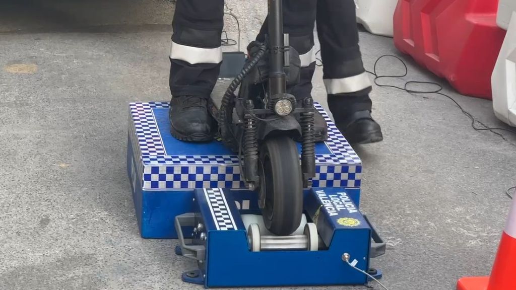 La policía local de Valencia presenta el radar para cazar patinetes que superen la velocidad máxima