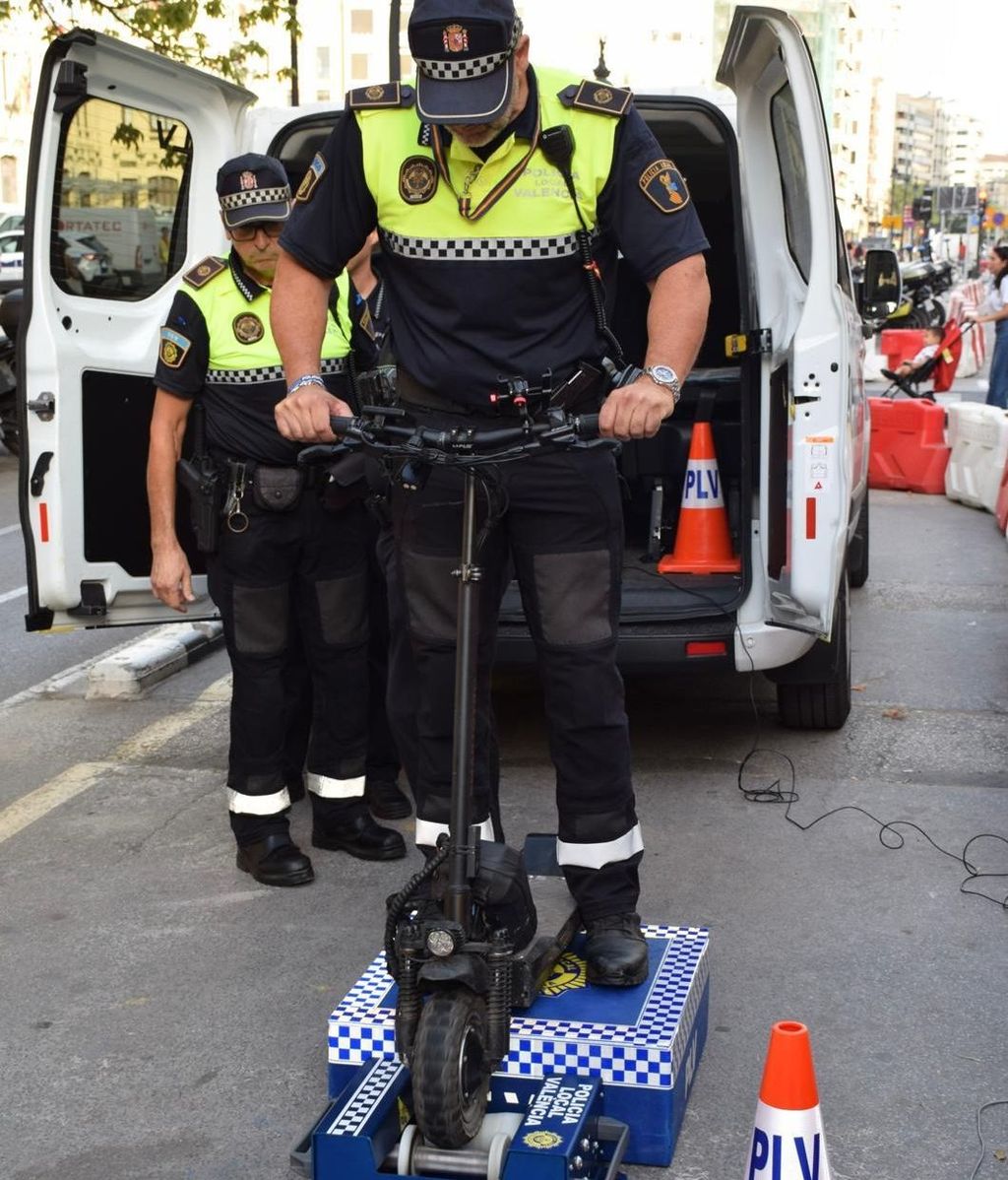 Un agente de policía probando el dinamómetro